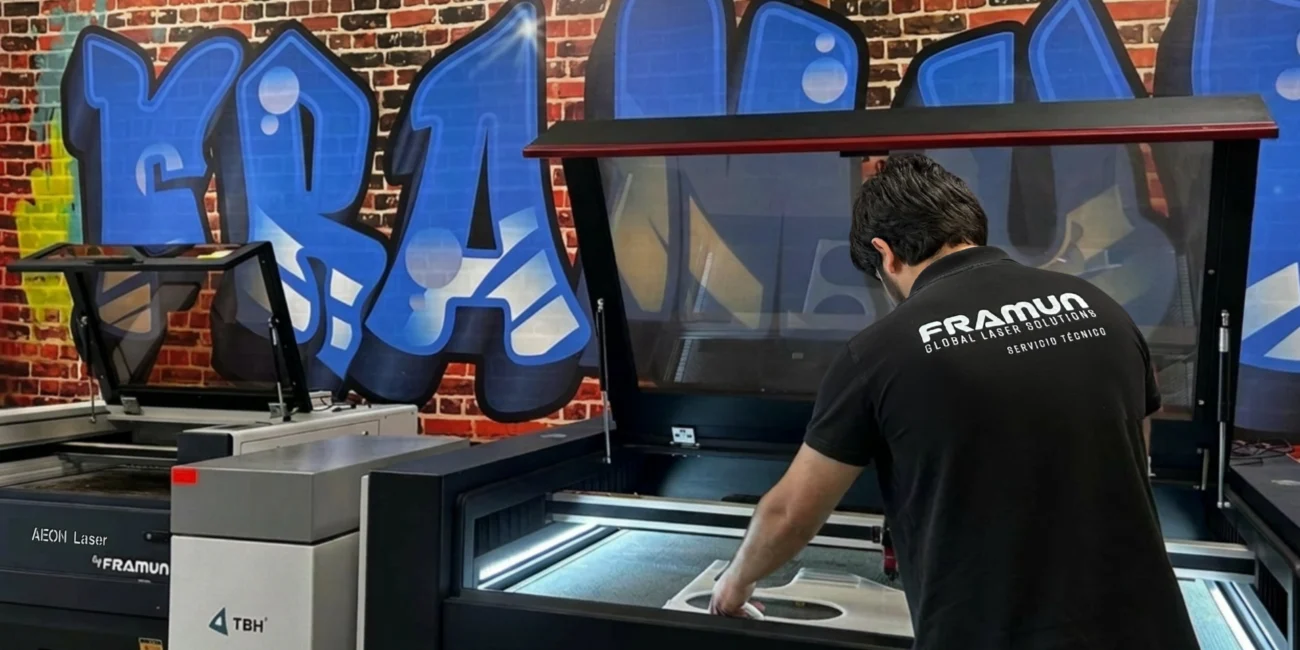 Técnico especialista de Framun Techno realizando labores de mantenimiento en una máquina láser.